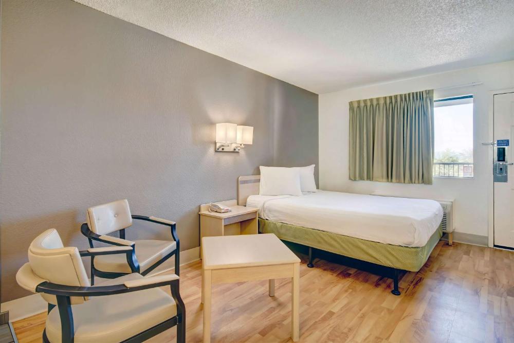 Deluxe Queen Room - Non-Smoking interior